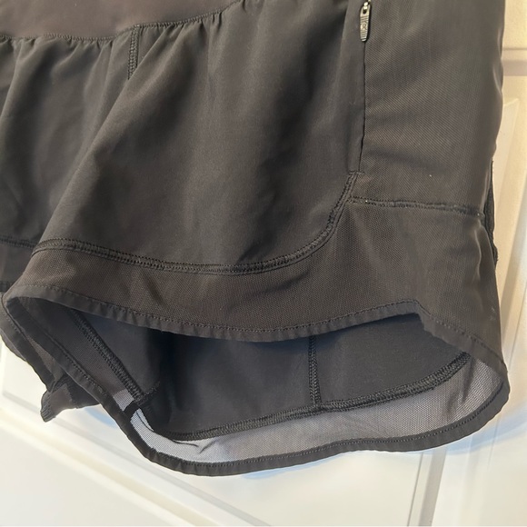 LULULEMON MIND OVER MILES BLACK 3.5 INSEAM LOW RISE SHORT SIZE 2 - Picture 3 of 14
